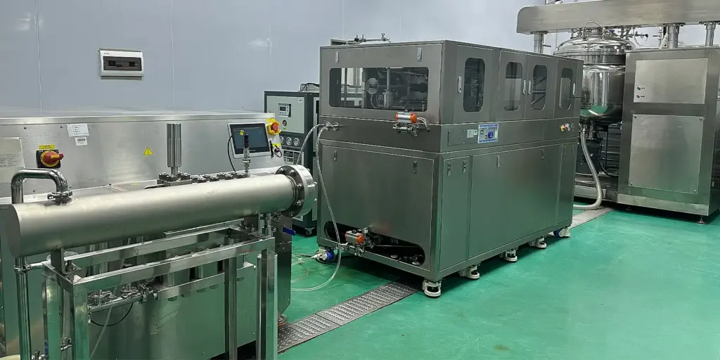 liposome production workshop supporting OEM whitening serum development and industrial-scale manufacturing