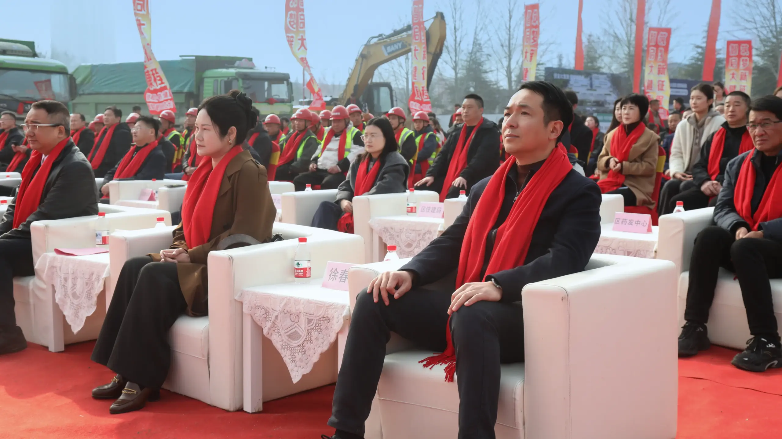 Business and project representatives attend the Bozhou Chinese herbal beauty industrial park ceremony.