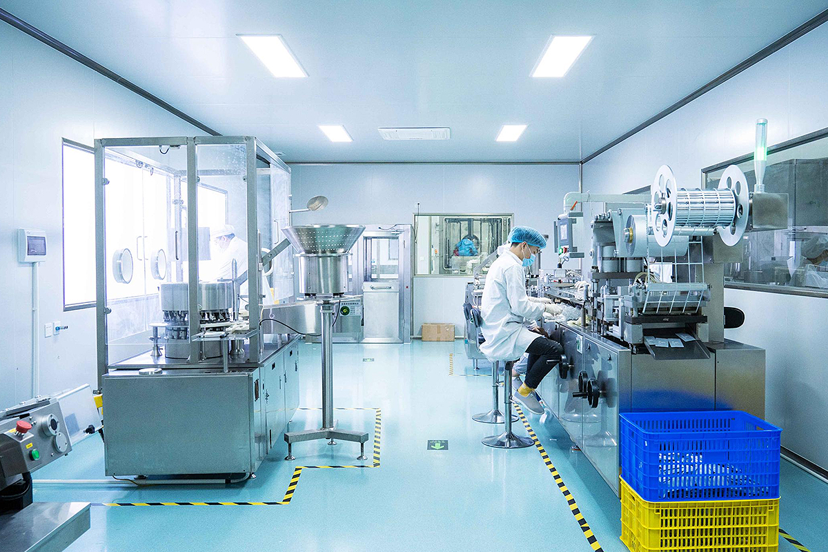 Automated vial filling and sealing equipment operating inside Shangpinhui Biotechnology’s freeze-dried skincare workshop.