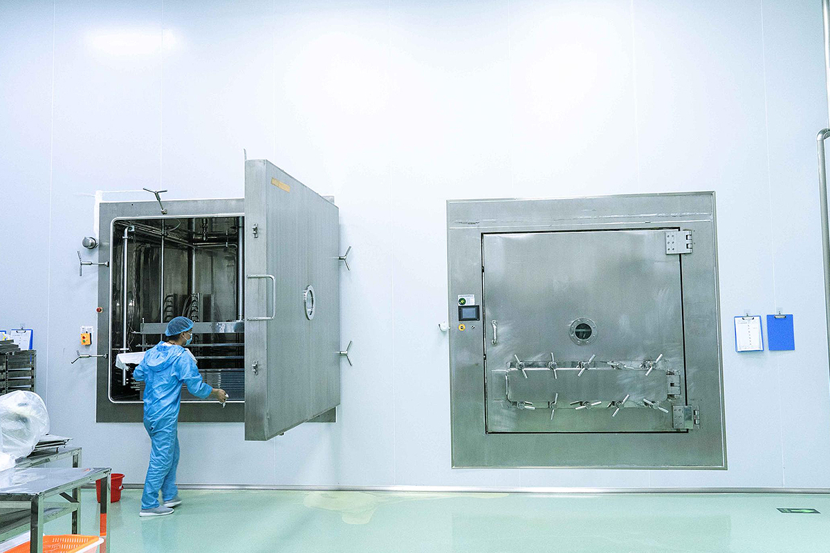 Industrial vacuum freeze-drying equipment used for lyophilized skincare production at Shangpinhui Biotechnology.