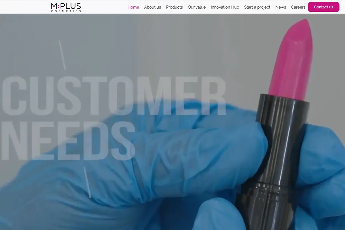 MPlus Cosmetics official website showing bespoke mascara and color cosmetics manufacturing in Italy